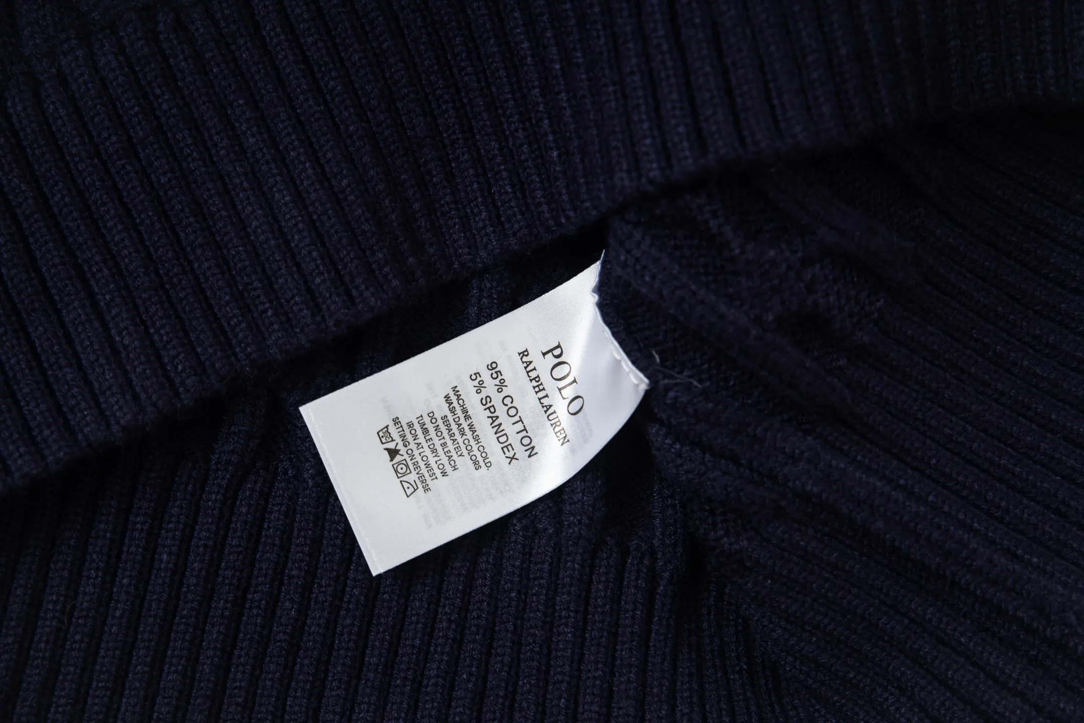 P250 model number: Y196 Ralph Lauren Men's half-zip twist sweater has a really nice style. It can be worn alone or as a jacket to be worn inside or outside. The upper body shows personal fashion charm. Four colors are available. Same style for men and women. A must-have item for new summer products. Hang tag. Hanging beads. Washable packaging bag. Full set of accessories. Very good appearance. Super exquisite workmanship. Size: S-XL